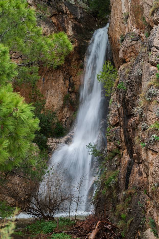 Makarska: Zbog obilnih kiša na plaži Nugal ponovno se pojavio slap