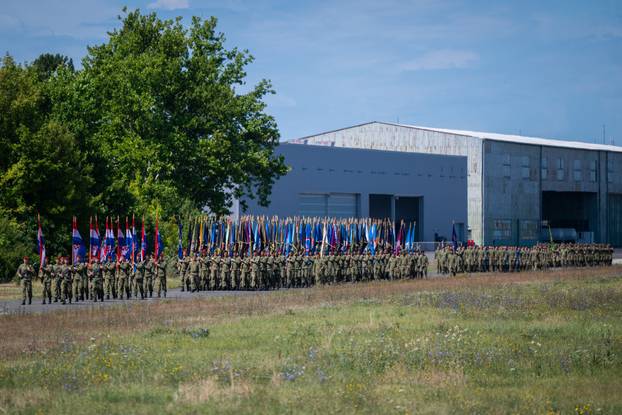 Velika Gorica: Uvježbavanje pješačkih postroja Hrvatske vojske za svečani vojni mimohod