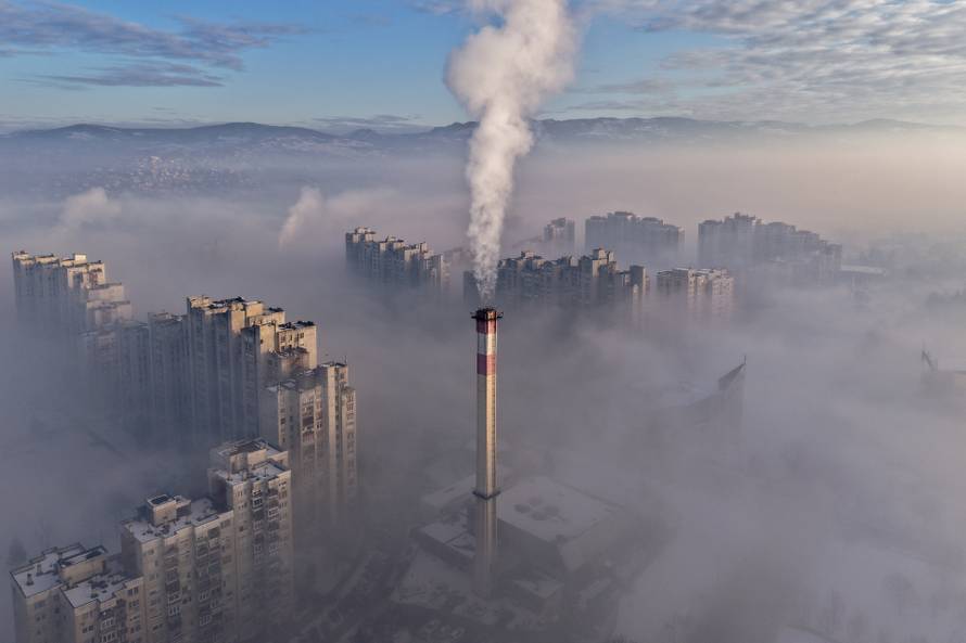 Pogled iz zraka na Sarajevo obavijeno maglom i smogom