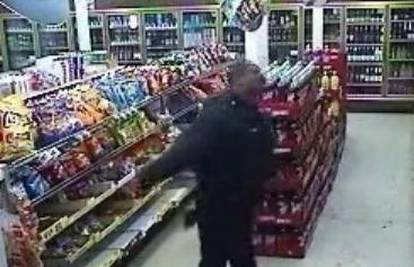 Kamera snimila policajca kako pleše u dućanu