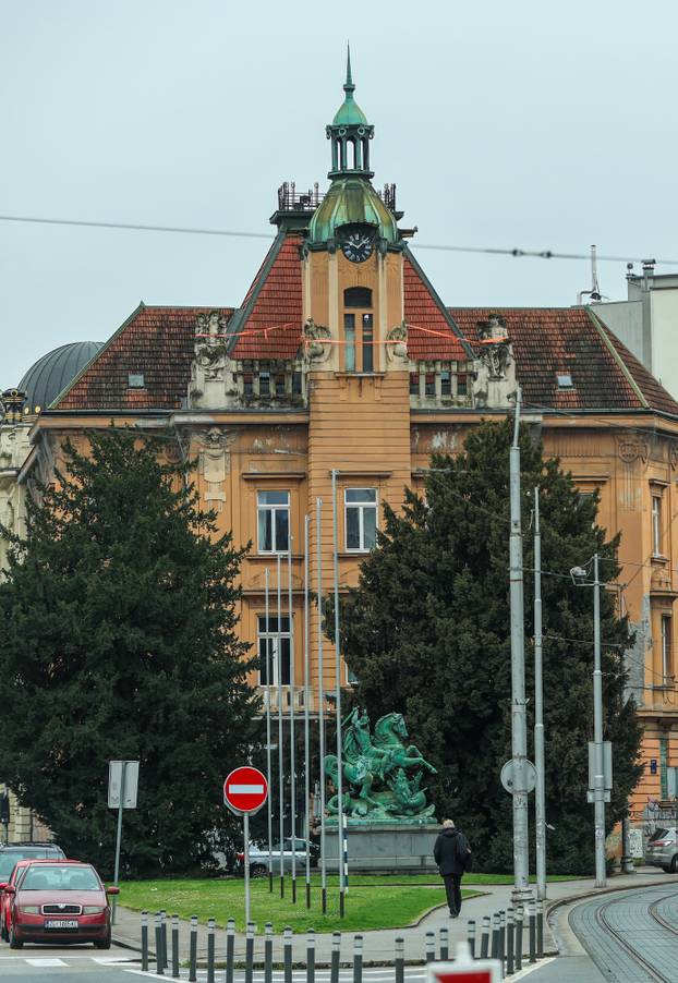 Zagreb: Kipovi na Domu Trgovačko-obrtničke komore zavezani s gurtnama radi sigurnosti