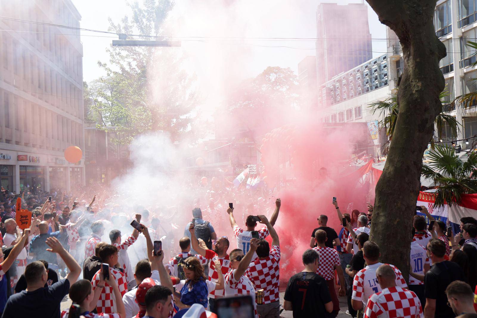 Rotterdam: Navijači u gradu prije utakmice Hrvatske i Nizozemske