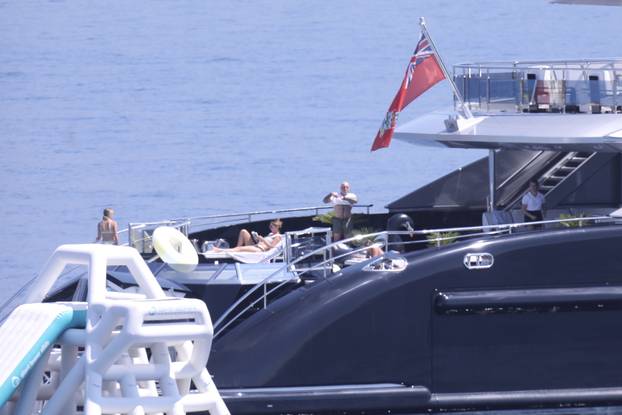 Obiteljski odmor slavnog podcastera na Braču: Joe Rogan uživa na superjahti, kupa se i skače u more