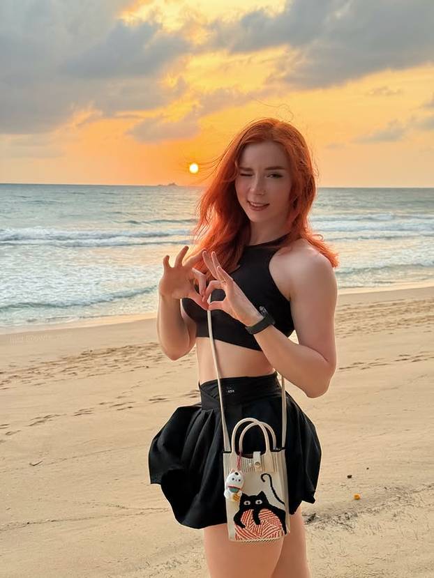 FOTO I zgodna i talentirana: Umjetnica pretvorila erotske crteže u milijunsku karijeru!