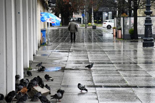 Slavonski Brod:  Kišno i tmurno proljetno poslijepodne na gradskim ulicama