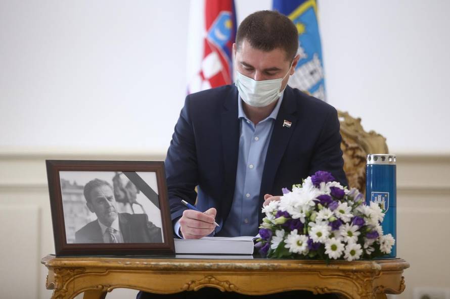 Zagreb: Kandidat HDZ-a za gradonačelnika  Davor Filipović  upisao se u Knjigu žalosti