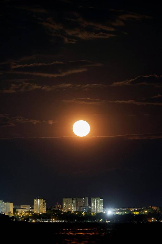 Puni mjesec iznad Splita