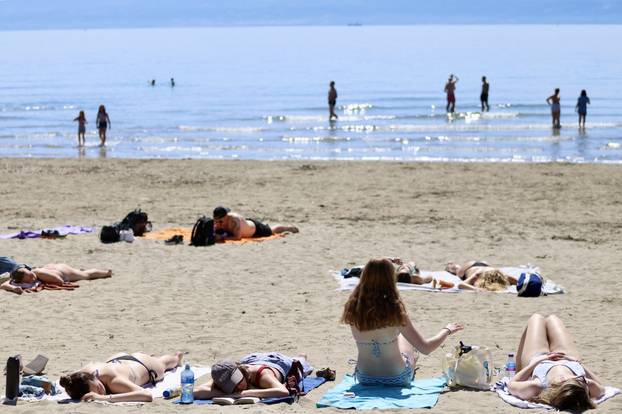 Split: Sunčanje na Bačvicama