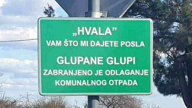 U Biogradu je uprava postavila ovakve table: 'Glupane glupi...'