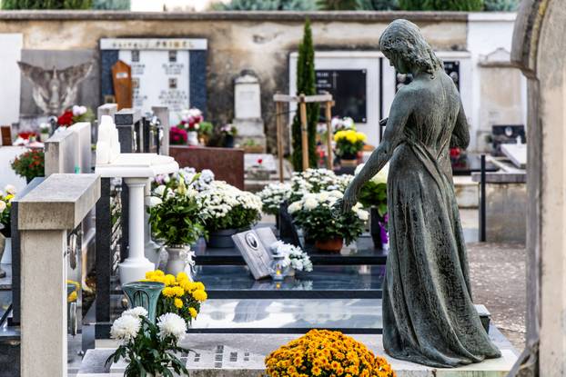 Pula: Obilazak grobova noću uoči blagdana Svih svetih