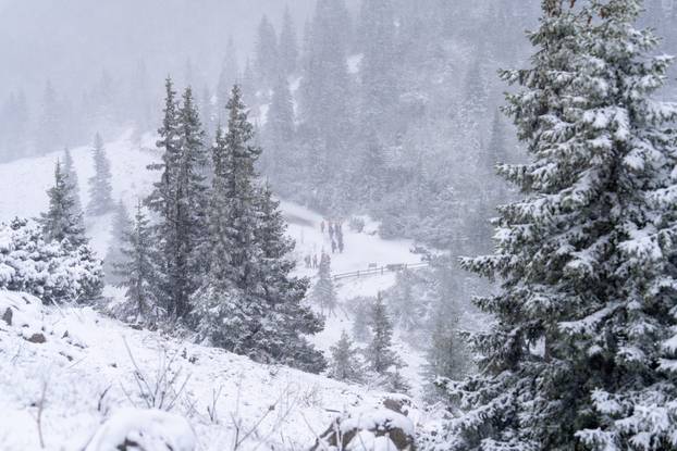 Zavižan: Snijeg pao u Nacionalnom parku Sjeverni Velebit