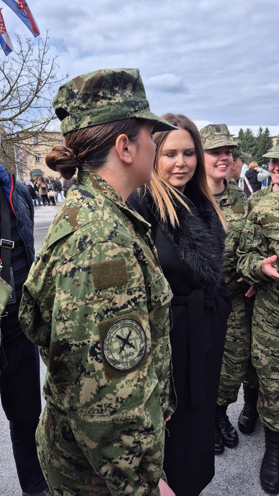 Thompsonova kći Diva Marija prisegnula u vojarni. Stigao i tata pjevač. Pogledajte fotke