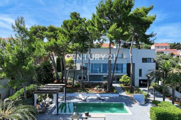 FOTO Vila na Dugom otoku je prvi red do mora i ima bazen! Pogodite za koliko se prodaje