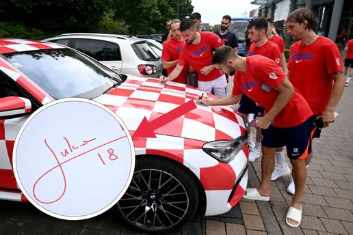 Vatreni mu potpisali automobil: Kockasta folija je 2000 eura, a auto poslije Eura ide u garažu...