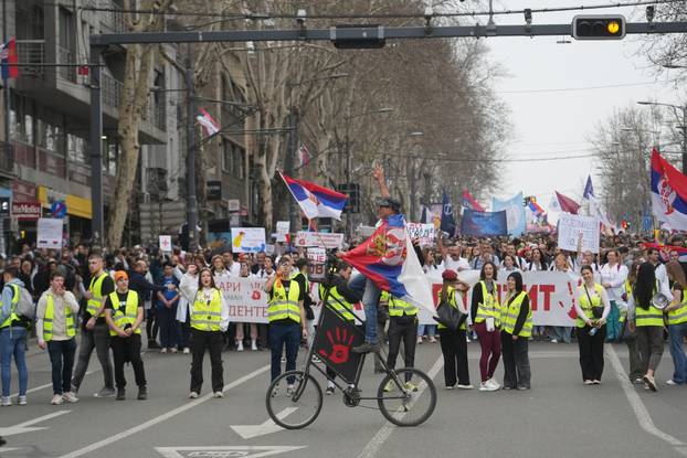 Beograd: Ljudi dolaze preko Slavije prema Skupštini Srbije gdje će se održati veliki studentski prosvjed "15 za 15"