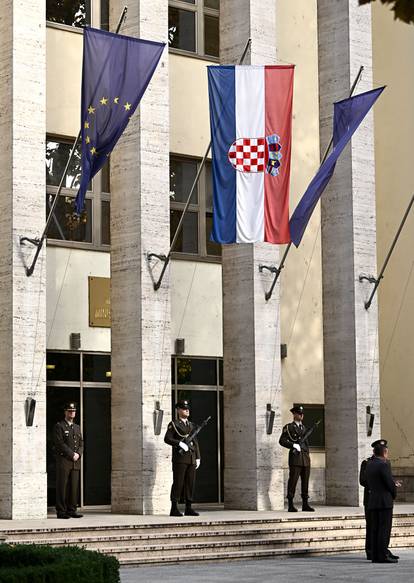 FOTO S crvenog tepiha micali list po list, Milanovića čuvali specijalci s antidron puškama