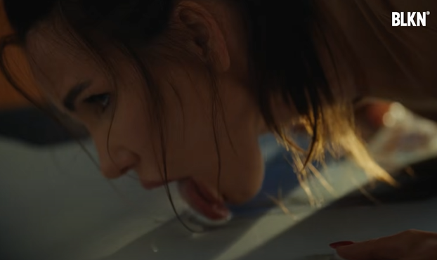 FOTO Relja i Nikolija šokirali publiku bizarnim spotom: 'Pa kao da im držimo svijeću...'