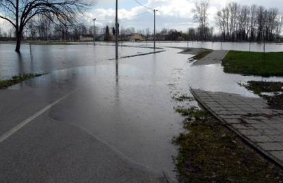 Sava poplavila "Poloj" kod Sl. Broda, vodostaj rijeke 679 cm