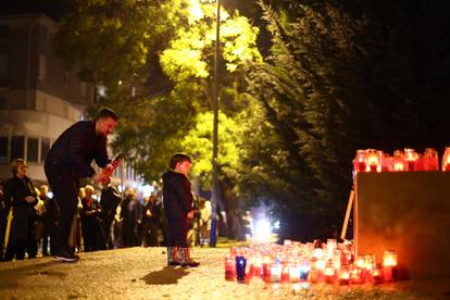 Mostar: Stanovnici zapalili svijeće i pomolili se za žrtve Vukovara i Škabrnje