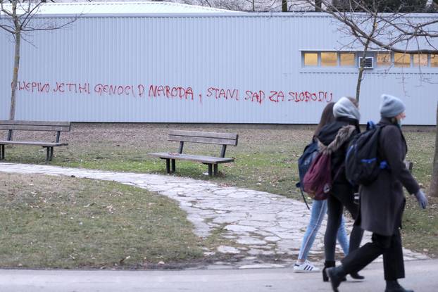 Zagreb: Na garaži Gradskog poglavarstva preko noći je osvanuo antivakserski grafit