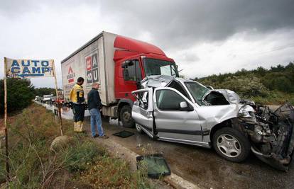 Bibinje: Dva kamiona zdrobila auto u sendviču