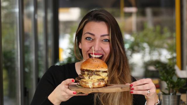 Za najsočniji burger prvo ide umak, salata pa tek onda meso