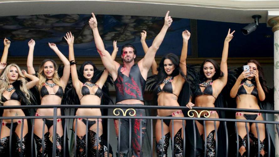 Novi Hefner: Teško mi je, svake večeri spavam s četiri djevojke