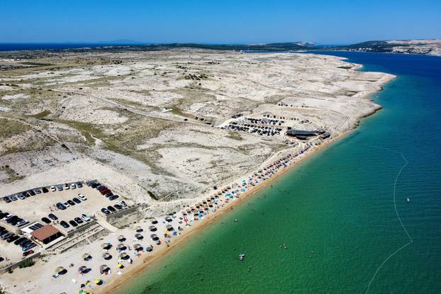 Ime najbolje opisuje ovu pla&zcaron;u na otoku Pagu - zovu je &Ccaron;ista i prava je oaza daleko od civilizacije