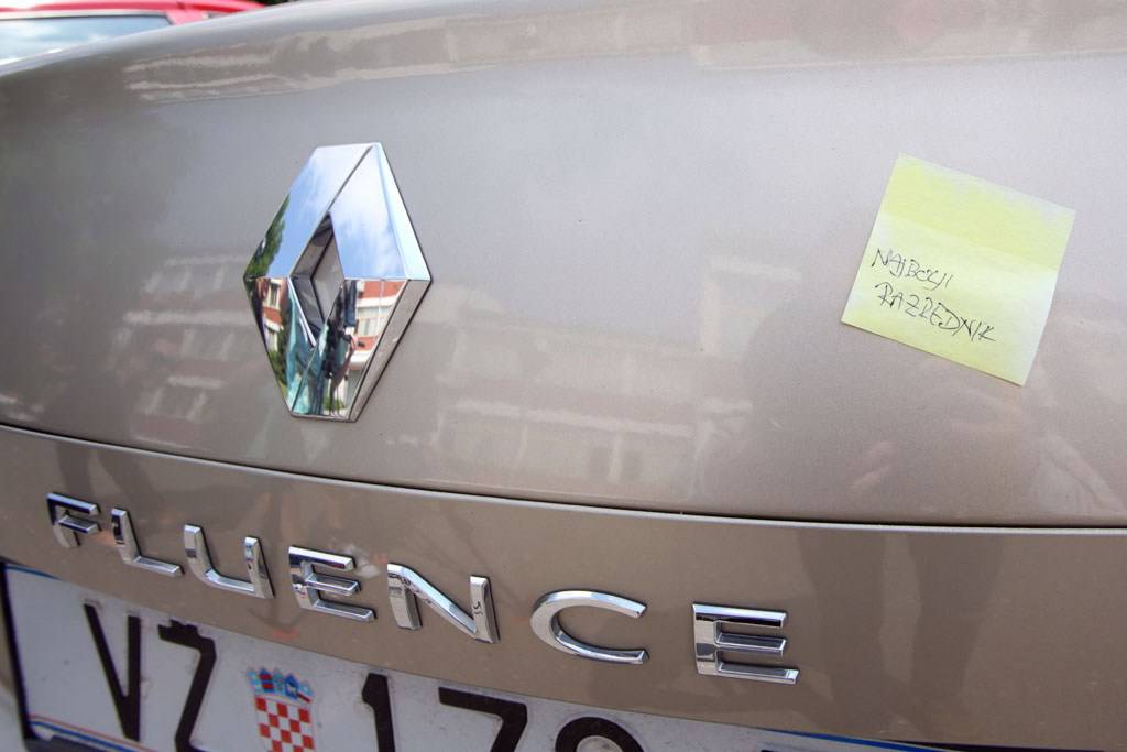 Varaždinski đaci oblijepili auto: 'Vi ste bili najbolji razrednik!'