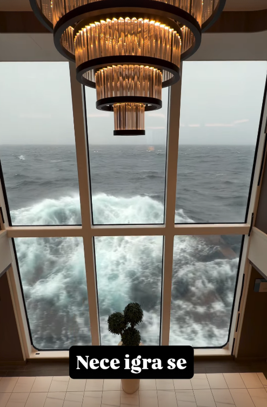 U Kolindinoj grupi na Antarktici je i poznati redatelj: Fotkali se skupa, i on izveo 'polar plunge'