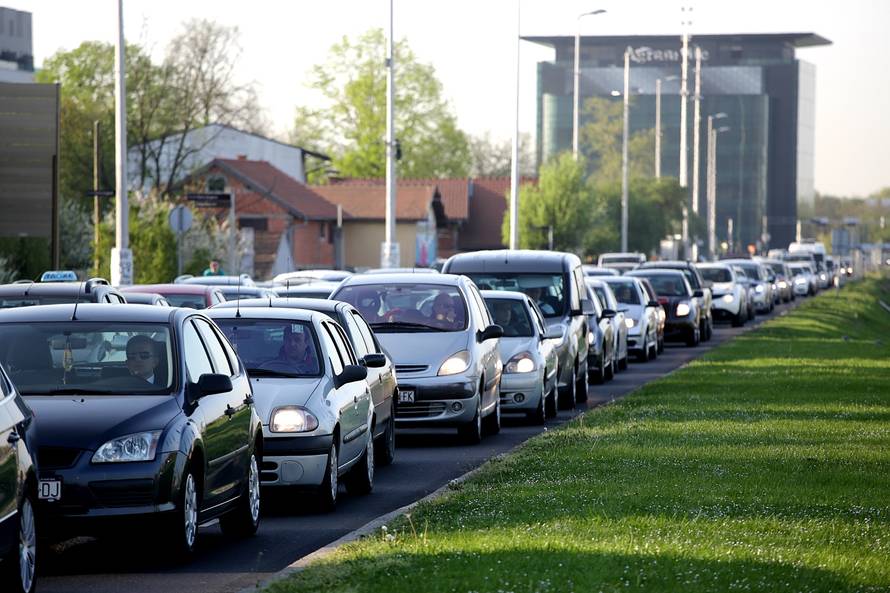 Bilo kuda, gužva svuda: Zbog rupe prometni kaos u Zagrebu