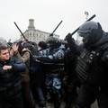 Neredi u Rusiji: Policija mlati civile na najvećim prosvjedima u Putinovom mandatu