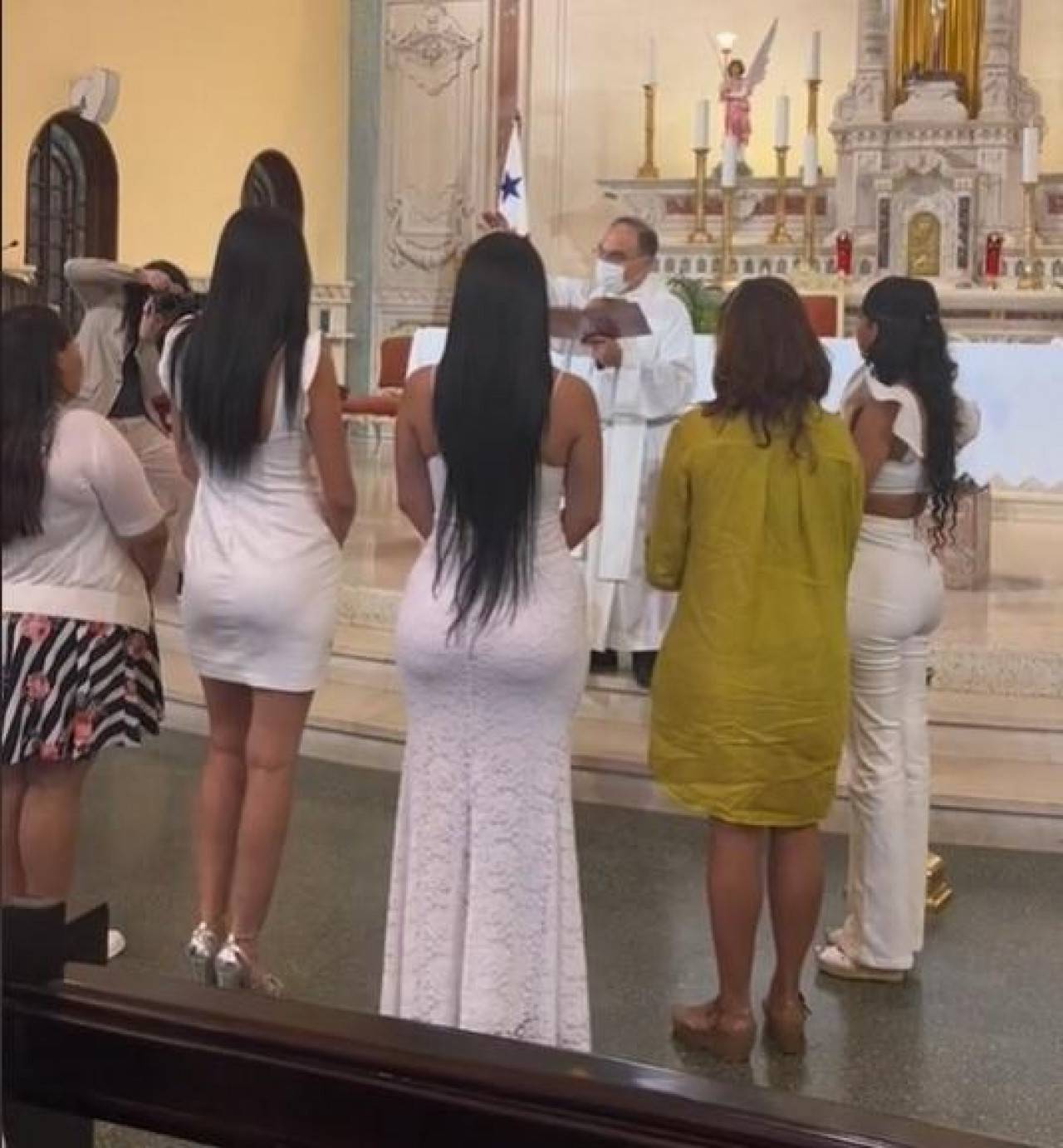 Na krštenje sina došla u uskoj bijeloj haljini, internet gori: 'Bože, takva si ušla u crkvu?!'