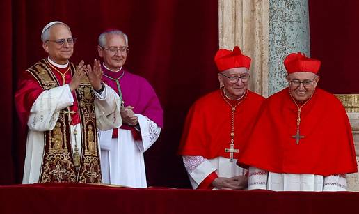 Podrijetlo i simbolika papinske odjeće - detaljna analiza liturgijskih znakova i elemenata