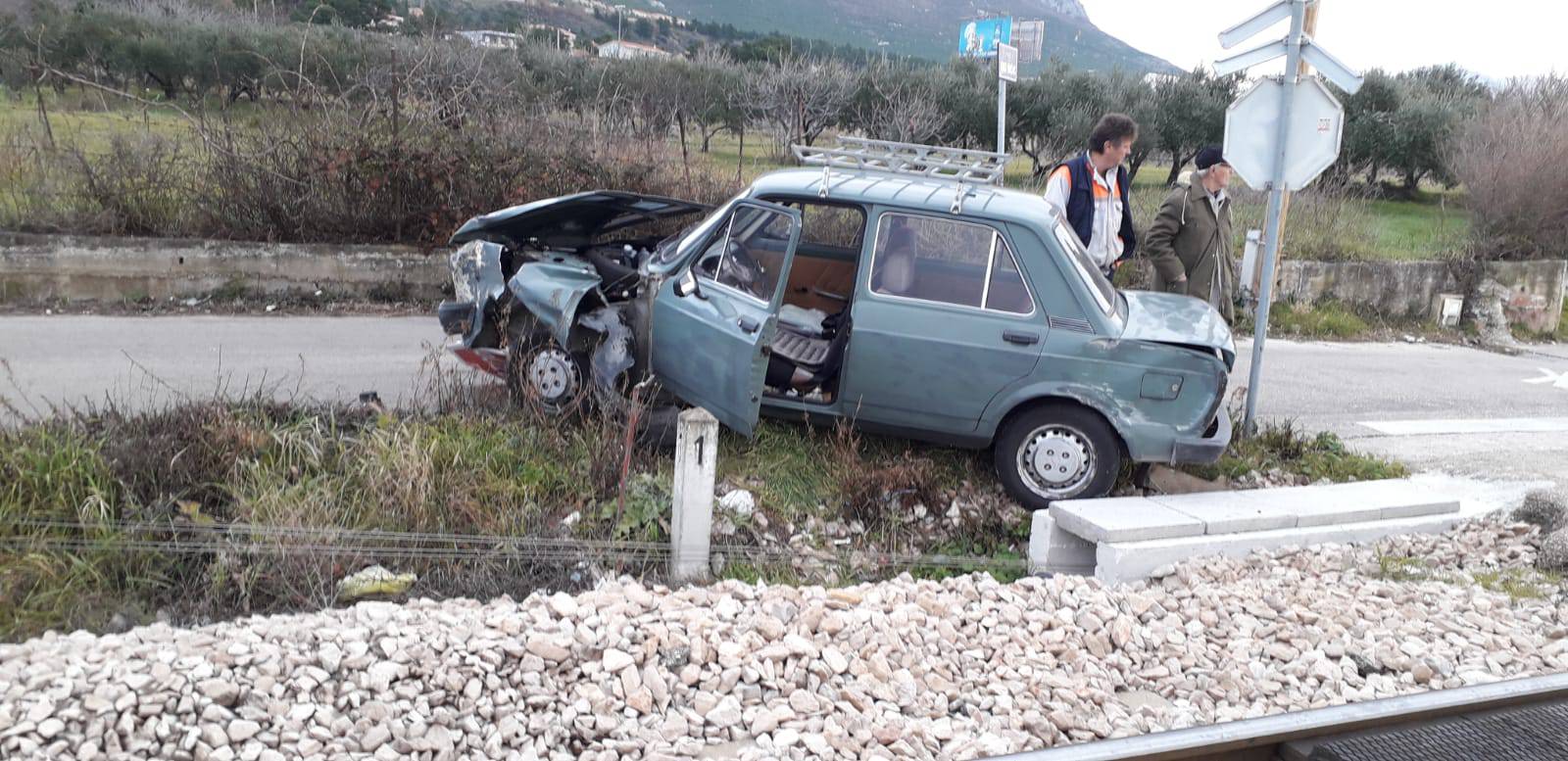 Vozač prošao bez ozljeda, vlak smrskao auto u Kaštel Sućurcu