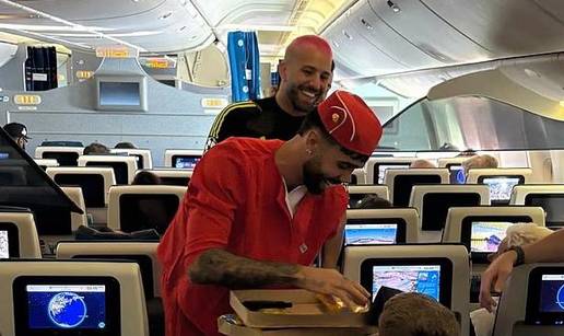 Nogometa&scaron; s godi&scaron;njom pla&cacute;om od pet milijuna eura poslu&zcaron;ivao hranu putnicima u zrakoplovu