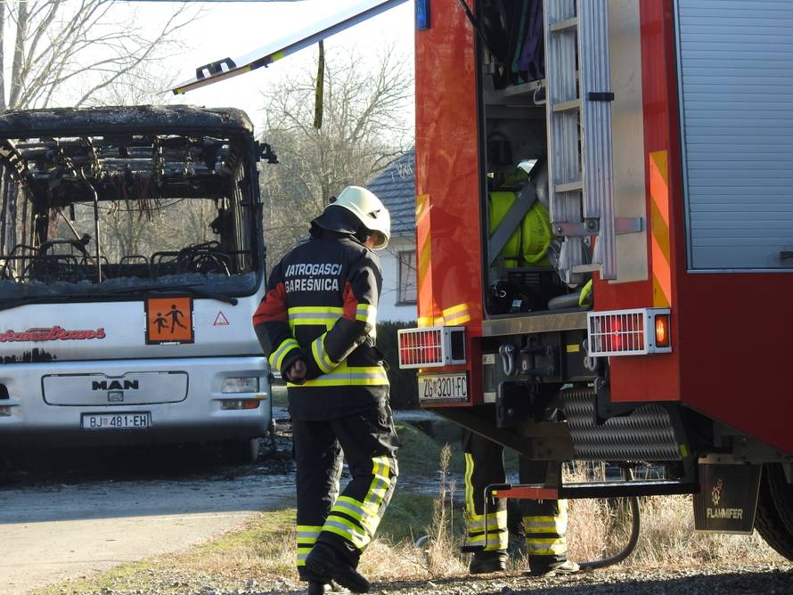 Video: 'Brzo, svi van!' Izgorio školski autobus kod Garešnice