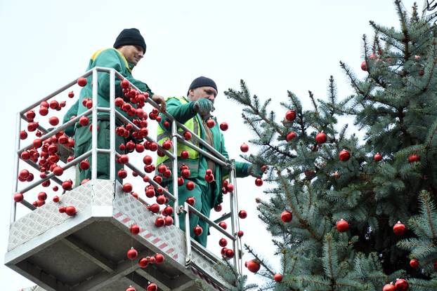 Sisak: Ukrašavanje božićnog drveta u središtu grada