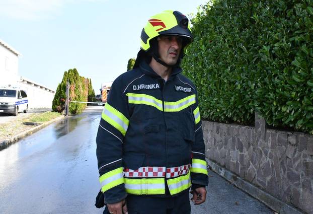 FOTO Izgorjeli skupocjeni auti kraj Požege: Viličarima ih iznosili da spriječe katastrofu