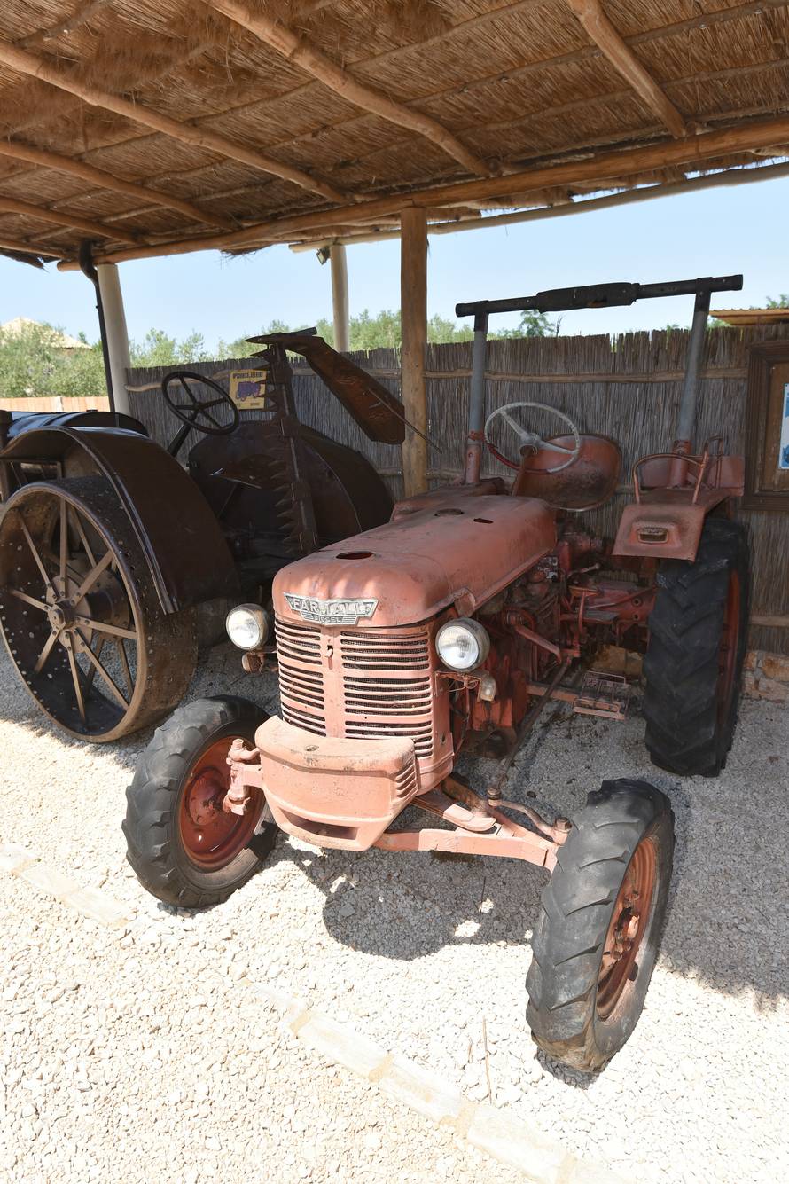 Silvio je naš kralj traktora: U kolekciji ima Ferrari, Porsche...