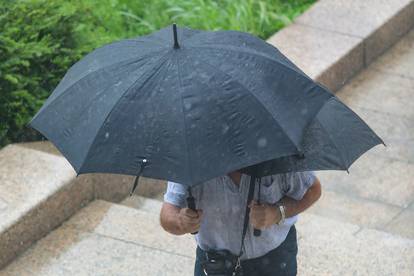 Zagreb: Od jakog pljuska treba se zaštititi s dva kišobrana