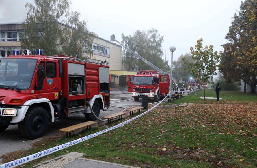 VIDEO Osnovna škola u Zagrebu gorjela više od dva sata, jedan vatrogasac je lakše ozlijeđen