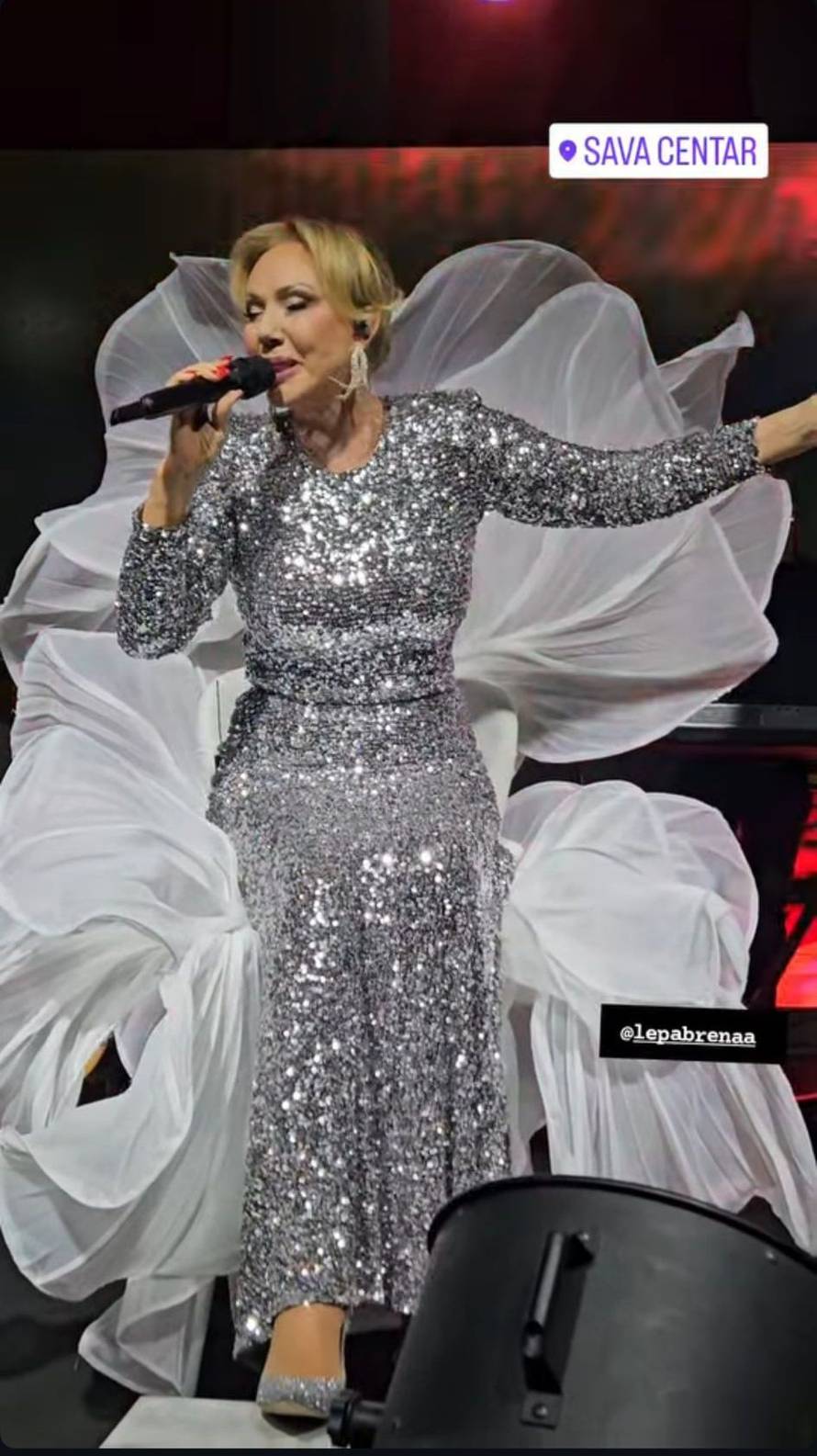 Lepa Brena zablistala za doček Nove u Sava centru: Pogledajte njezinu modnu kombinaciju...