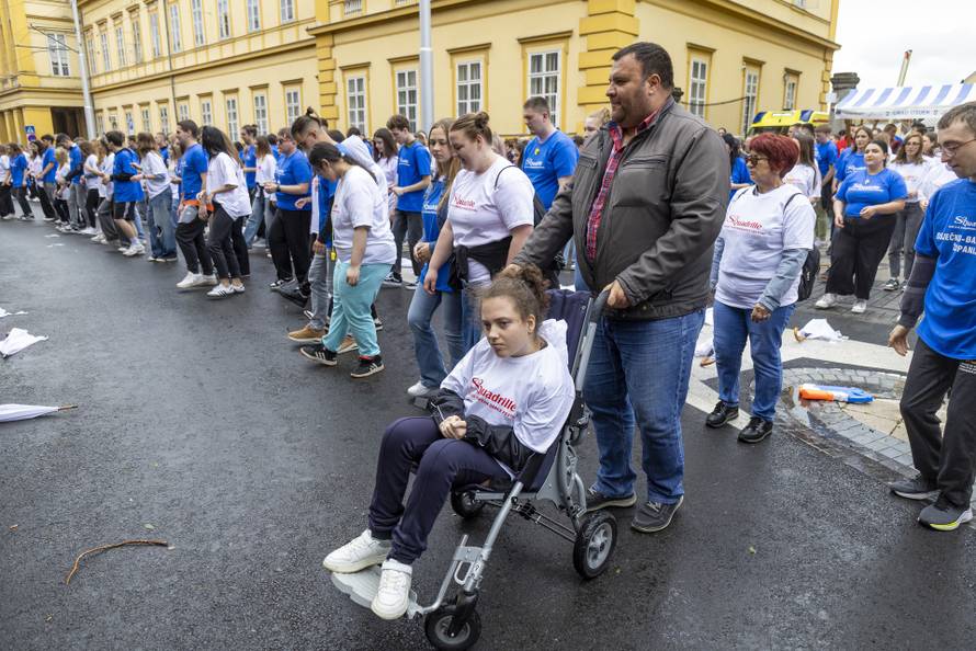Osječki maturanti unatoč lošem vremenu plesali quadrillu u centru grada