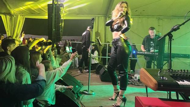 FOTO Uf, Lille zna kako podići na koncertu atmosferu: Pogledajte outfite kojima oduševljava sve