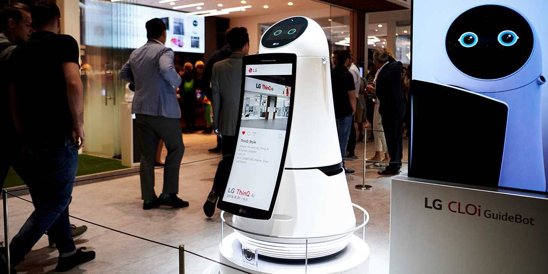 Lg ассистент. LG Cloi. Робот LG В аэропорту. Умный робот LG помощник. LG Cloi servebot..