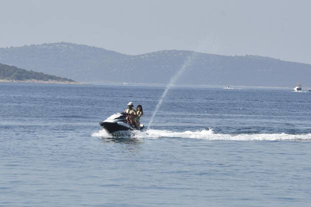 Vodice: Uživanje u lijepom vremenu na  plažama