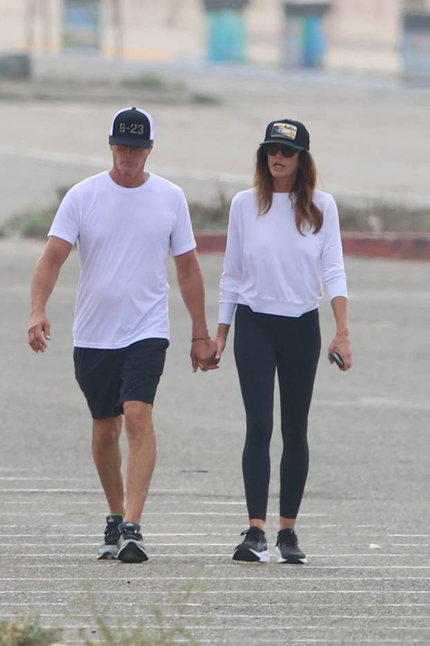 *PREMIUM-EXCLUSIVE* Cindy Crawford and Rande Gerber make first public appearance during a stroll at Zuma Beach in Malibu