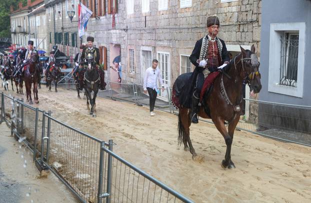 Sinj: Zbog jakog pljuska odgođena 310. Sinjska alka