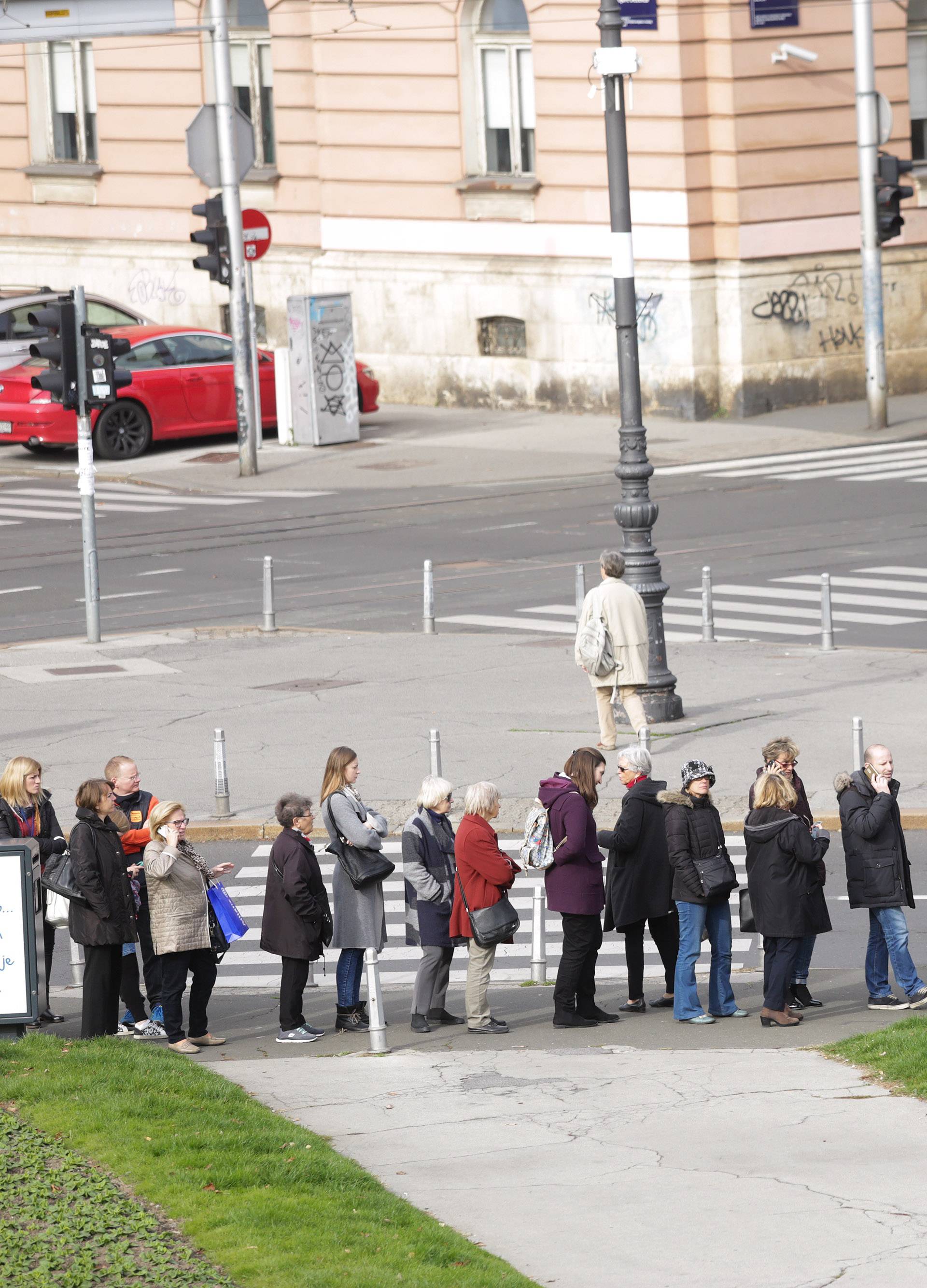 Ispred zagrebačkog HNK more ljudi čekalo u redu: Evo i zašto